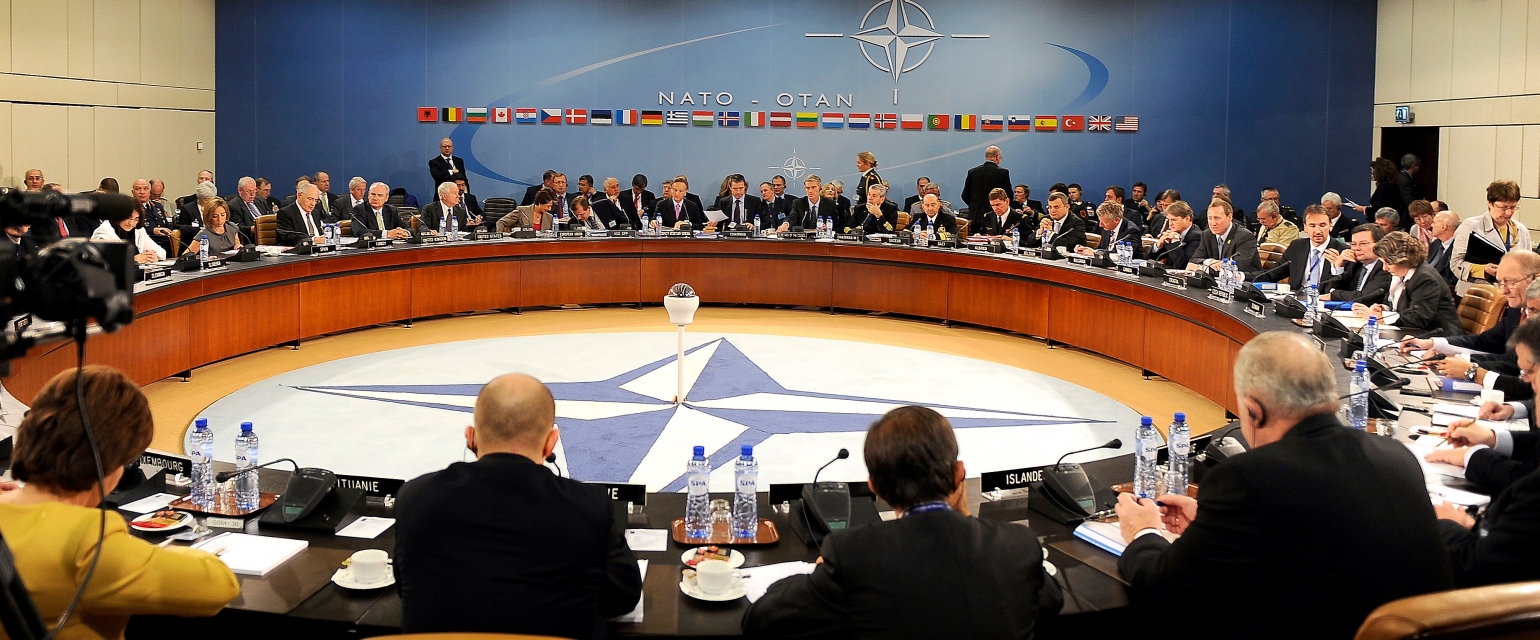 Союзники бдят: Как НАТО реагирует на угрозу российской «гибридной войны»